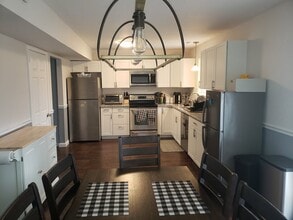 106 Medley Dr, Unit 2 - Rear Facing Downstairs Room in Newark, DE - Foto de edificio - Building Photo