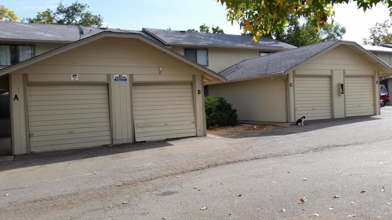 Azoulay Court in Redding, CA - Building Photo