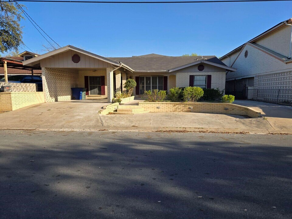 2316 E Plum St in Laredo, TX - Building Photo