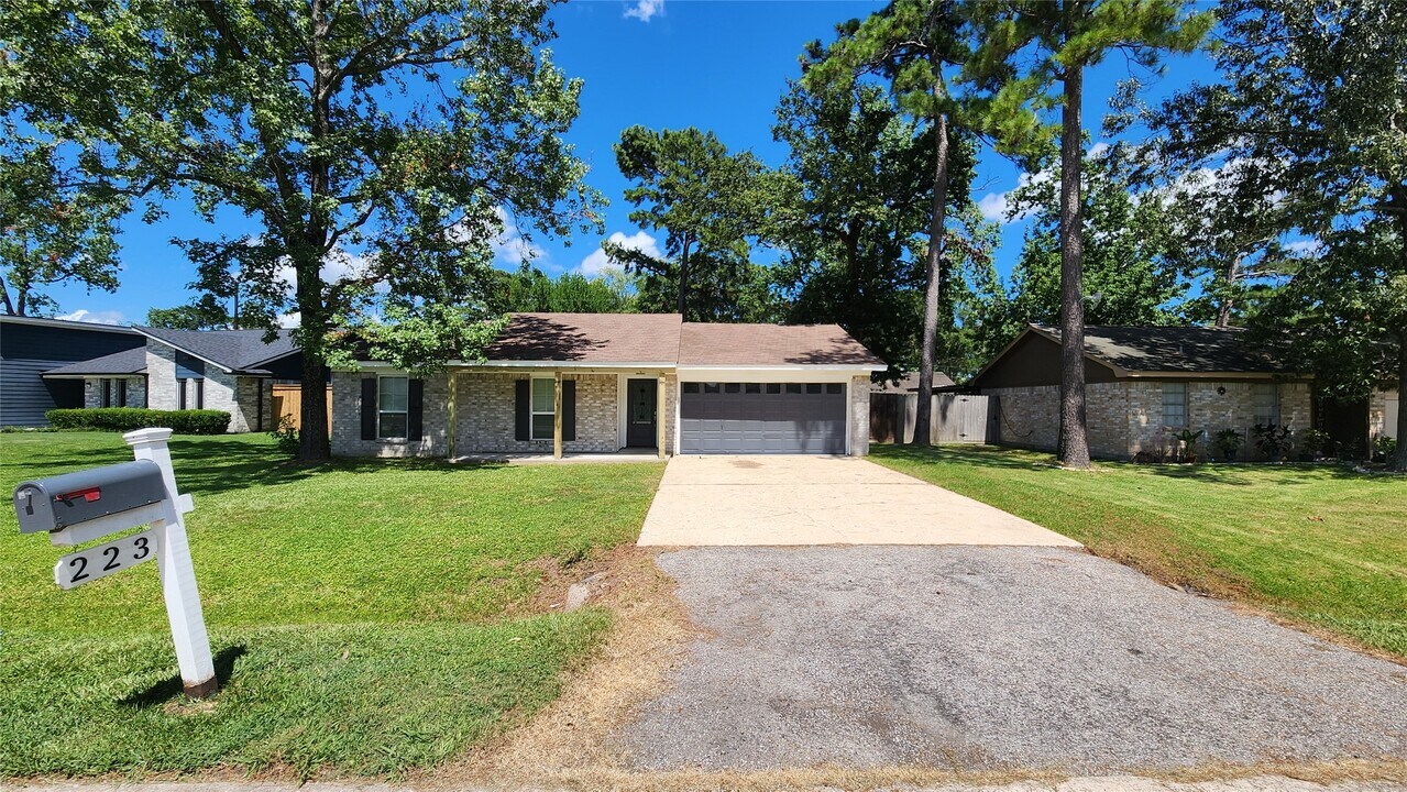 223 Sycamore Dr in Highlands, TX - Building Photo