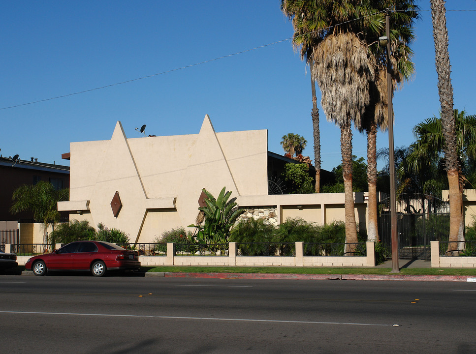 806 S Raitt St in Santa Ana, CA - Foto de edificio