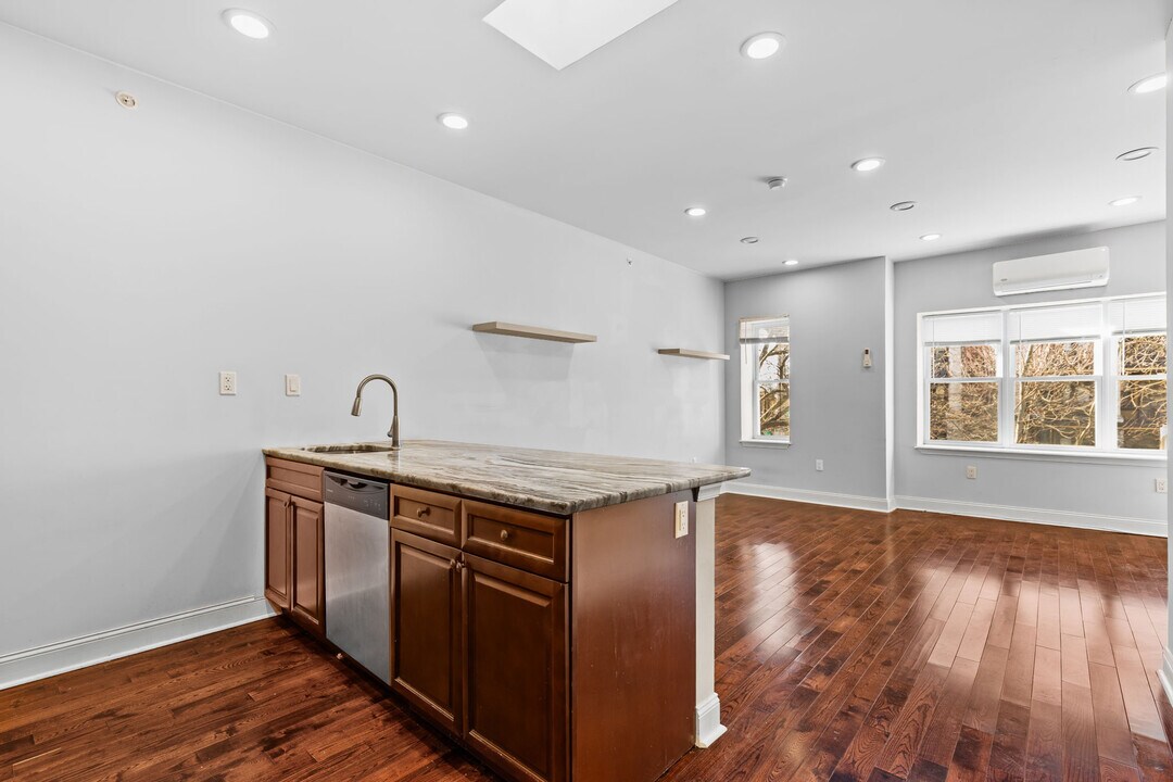 4633 Walnut St, Unit D in Philadelphia, PA - Building Photo