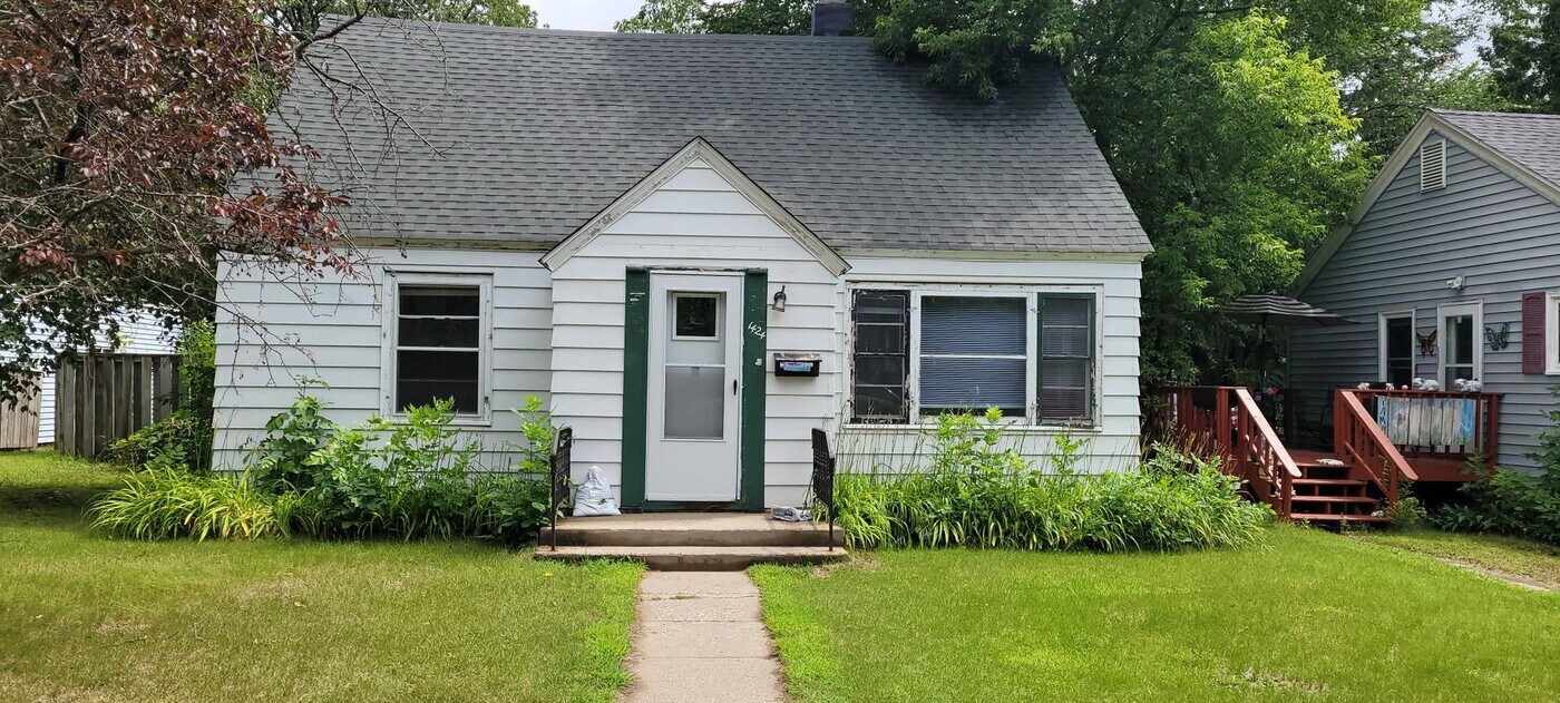 1424 America Ave NW in Bemidji, MN - Foto de edificio