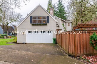 14323 Amberwood Cir in Lake Oswego, OR - Building Photo - Building Photo