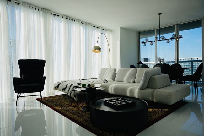 631 Brickell Ave in Miami, FL - Foto de edificio - Building Photo