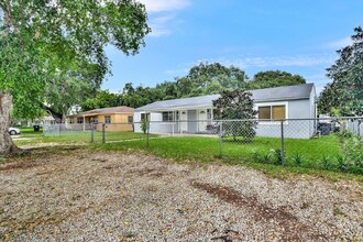 1461 NE 131st St in North Miami, FL - Building Photo - Building Photo
