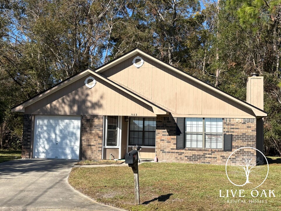 983 Birchfield Dr in Hinesville, GA - Foto de edificio