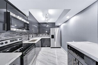 1100 St Charles Pl in Pembroke Pines, FL - Foto de edificio - Building Photo