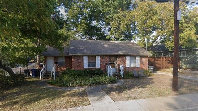 property at 1006 W Lamar St