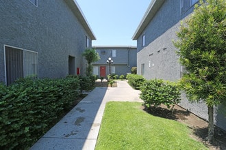 Casa Royale Apartments in Van Nuys, CA - Building Photo - Building Photo