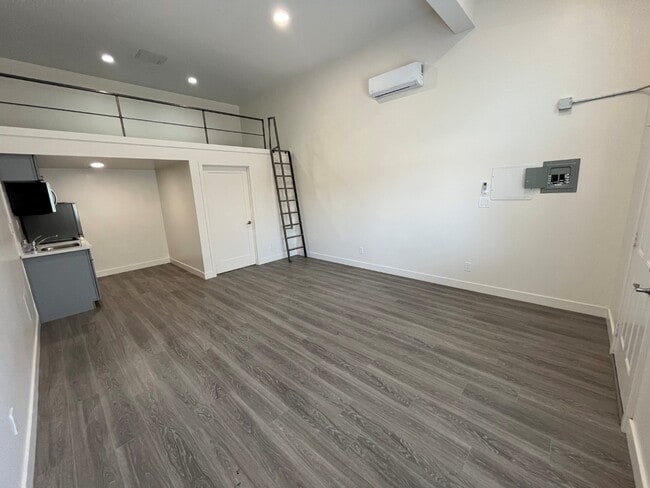 136 W San Ysidro Blvd in San Diego, CA - Building Photo - Building Photo