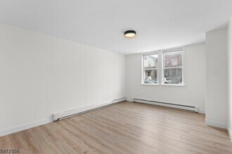 676 Chestnut St in Kearny, NJ - Foto de edificio - Building Photo