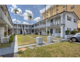 Holly Hill Motel in Hollywood, FL - Foto de edificio - Building Photo