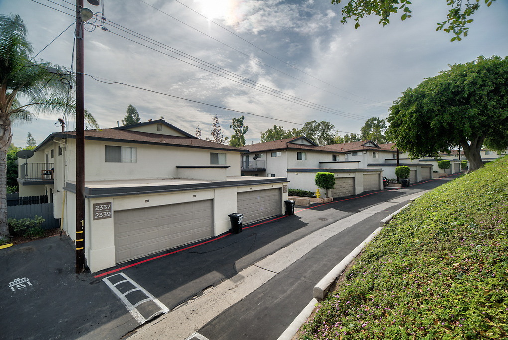 Capri at Sunny Hills in Fullerton, CA - Foto de edificio