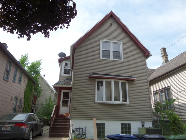 929 E Clarke St, Unit A in Milwaukee, WI - Building Photo - Building Photo