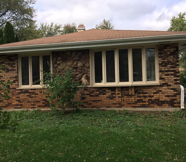 property at 140 Mayflower Pl