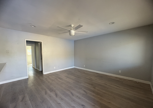 951 Locust Ave, Unit 7 in Long Beach, CA - Foto de edificio - Building Photo