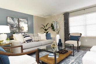 Everly at Meridian Hills in Indianapolis, IN - Foto de edificio - Building Photo