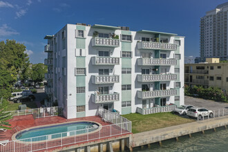 7825 NE Bayshore Ct in Miami, FL - Building Photo - Building Photo