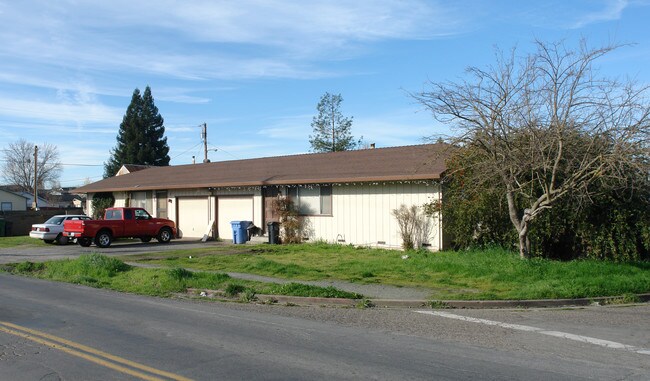 3175 Moorland Ave in Santa Rosa, CA - Foto de edificio - Building Photo