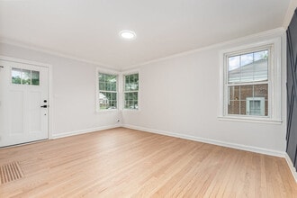 24 Hiawatha Dr in Clarendon Hills, IL - Foto de edificio - Building Photo