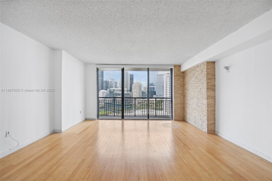 540 Brickell Key Dr, Unit 1807 in Miami, FL - Building Photo