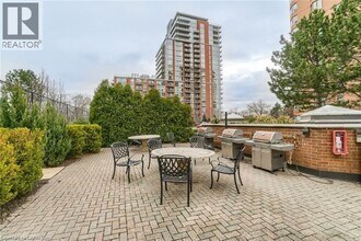 1270 Maple Crossing Blvd in Burlington, ON - Building Photo - Building Photo