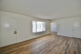 4924 Tujunga Ave-Unit -10 in Los Angeles, CA - Building Photo - Building Photo