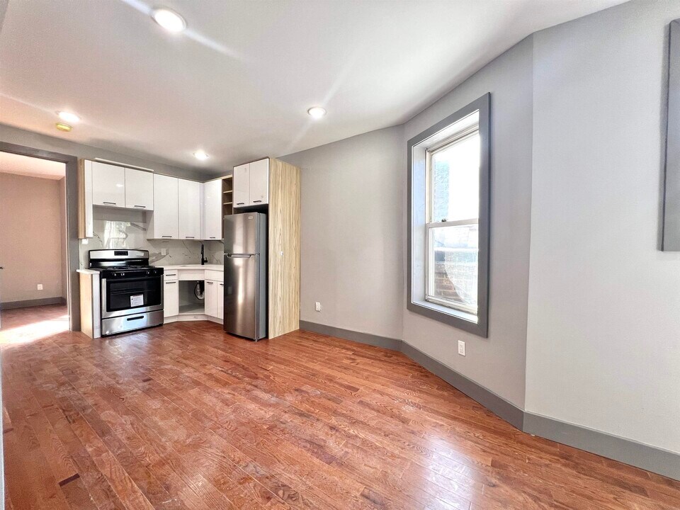 39 Van Wagenen Ave in Jersey City, NJ - Building Photo