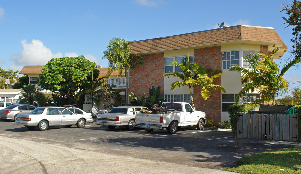 841 Pine Dr in Pompano Beach, FL - Building Photo