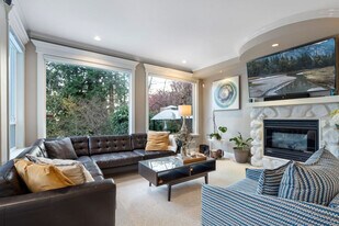 935 Sauve Ct in North Vancouver, BC - Building Photo