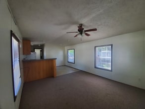 41 County Rd in Milford, ME - Foto de edificio - Building Photo