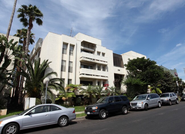 1215 Brockton Ave in Los Angeles, CA - Foto de edificio - Building Photo