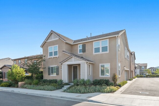 528 Tibbetts St in Santa Paula, CA - Building Photo - Building Photo