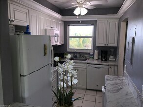 225 Turtle Lake Ct in Naples, FL - Building Photo - Building Photo