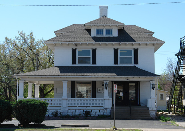 2925 E Douglas Ave in Wichita, KS - Foto de edificio - Building Photo