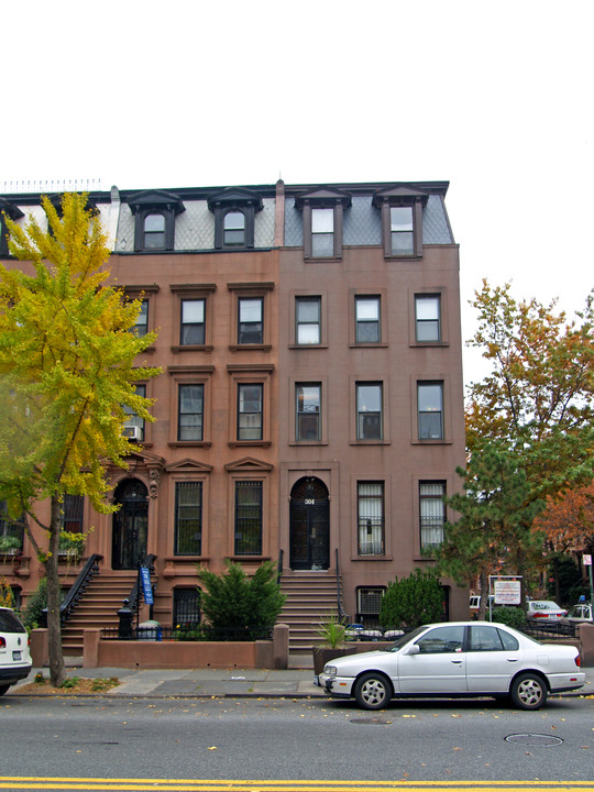 306 Washington Ave in Brooklyn, NY - Building Photo