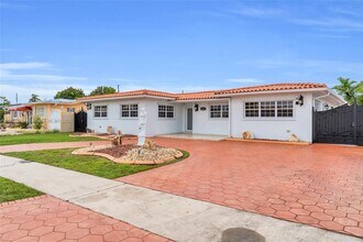 11110 NW 61st Ave in Hialeah, FL - Building Photo - Building Photo