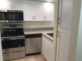 6995 NW 186th St in Hialeah, FL - Building Photo