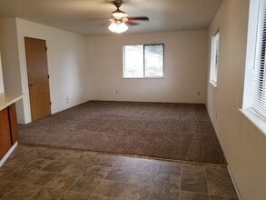 1685 Cloverlawn Dr in Grants Pass, OR - Building Photo - Building Photo