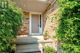 555 Mariner Dr in Waterloo, ON - Building Photo - Building Photo