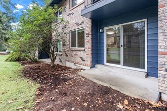 Royal Pines in Beaverton, OR - Building Photo - Building Photo