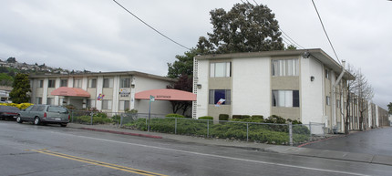 Kentwood Apartments in San Leandro, CA - Foto de edificio - Building Photo