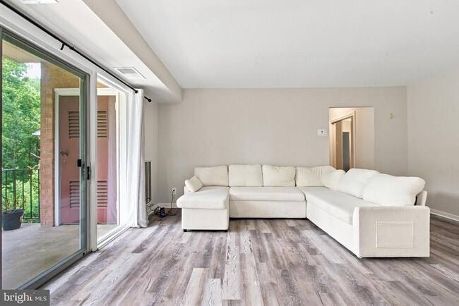 property at 3814 Lyndhurst Dr