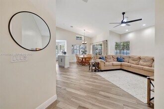 396 Bedford Ave in Weston, FL - Building Photo - Building Photo