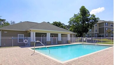 Whispering Oaks in Starke, FL - Foto de edificio - Building Photo