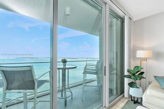 800 Claughton Island Dr in Miami, FL - Building Photo - Building Photo