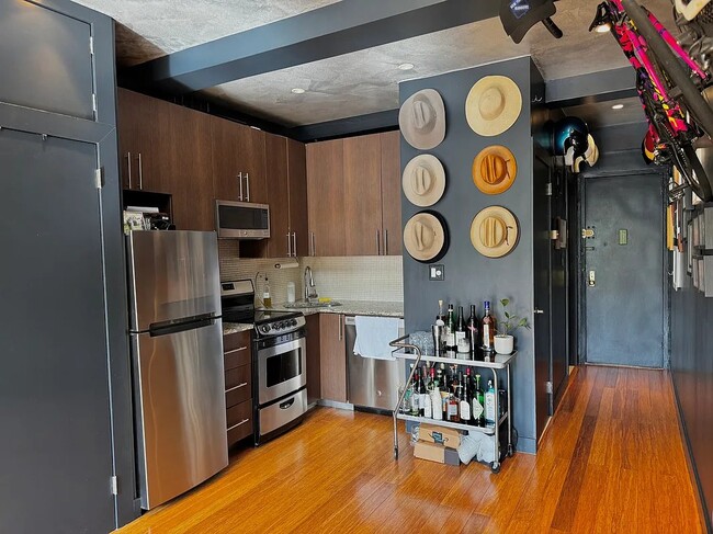 135 Christopher St in New York, NY - Building Photo - Building Photo