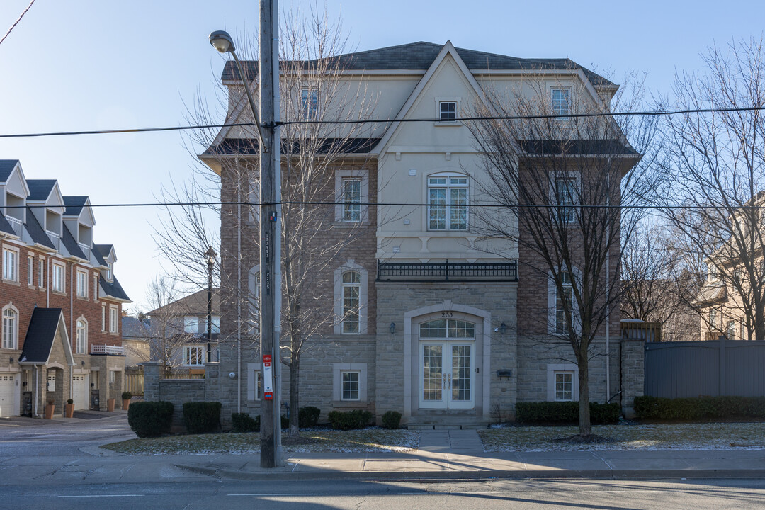 9 Hayes Ln in Toronto, ON - Building Photo