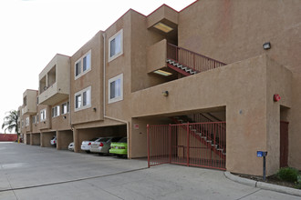 Porterville Family Apartments in Porterville, CA - Foto de edificio - Building Photo